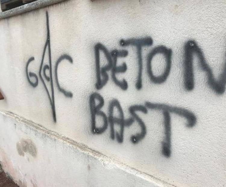 Des tags ont été découverts sur le mur de la mairie d'Appietto. • © S. LAPERA / FTV