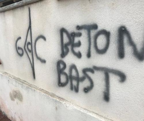 Des tags ont été découverts sur le mur de la mairie d'Appietto. • © S. LAPERA / FTV