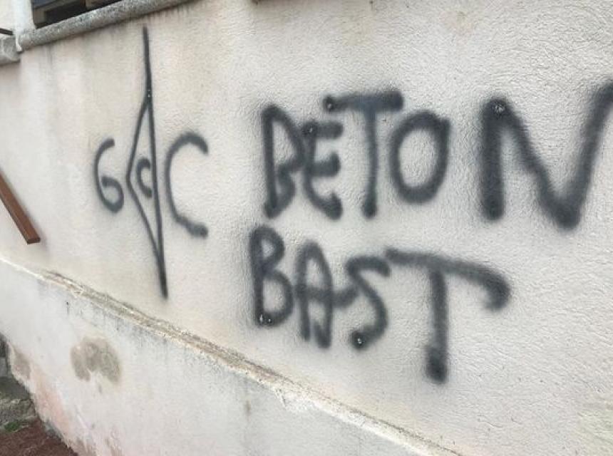Des tags ont été découverts sur le mur de la mairie d'Appietto. • © S. LAPERA / FTV